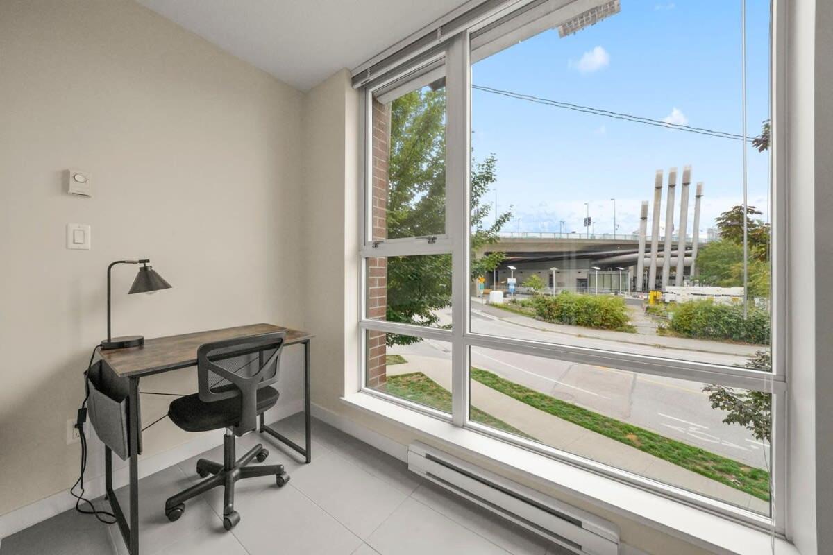 Serene And Chic Townhome By Dt With Free Parking *