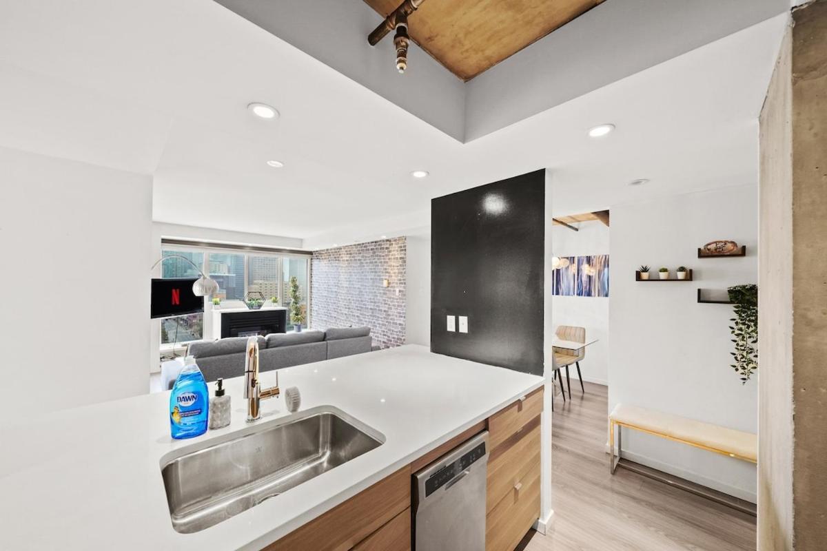 Beautiful 2 Bedroom Dt With Free Parking *