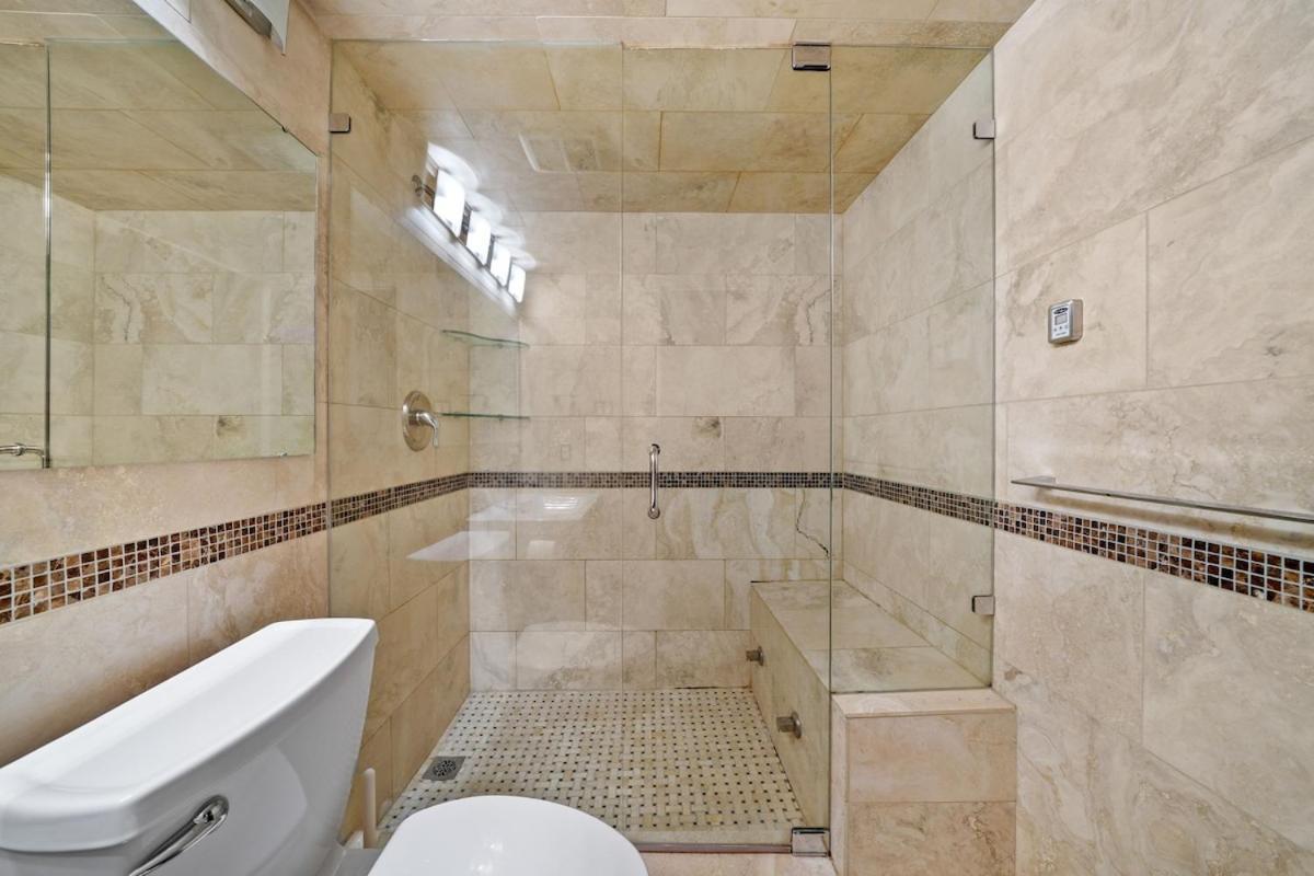Beautiful 2 Bedroom Dt With Free Parking *