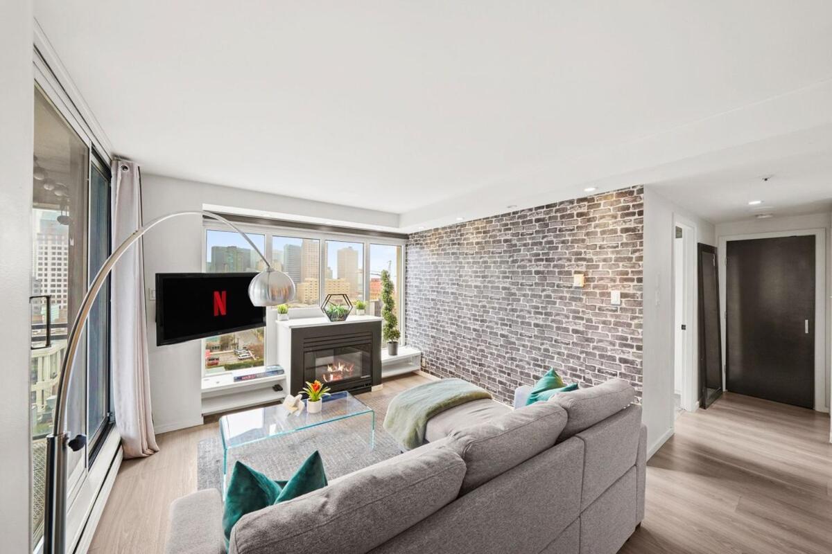 Beautiful 2 Bedroom Dt With Free Parking Apartment Vancouver