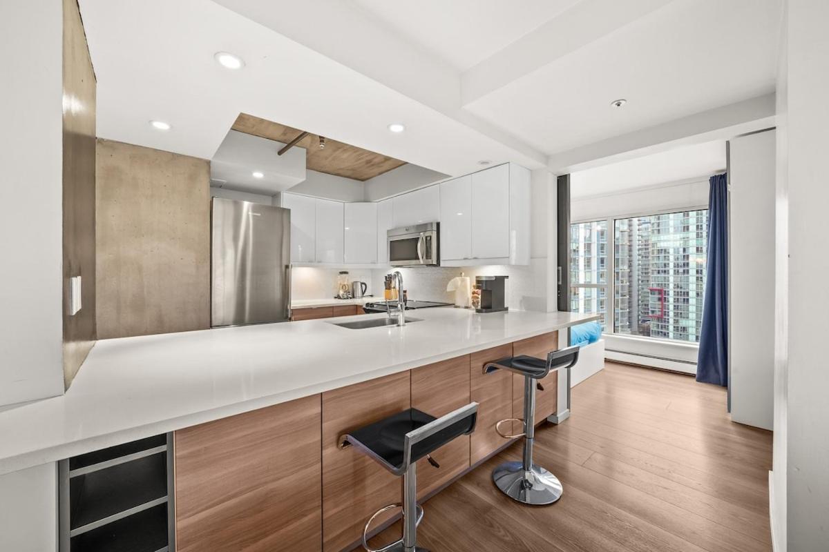 Beautiful 2 Bedroom Dt With Free Parking Apartment *