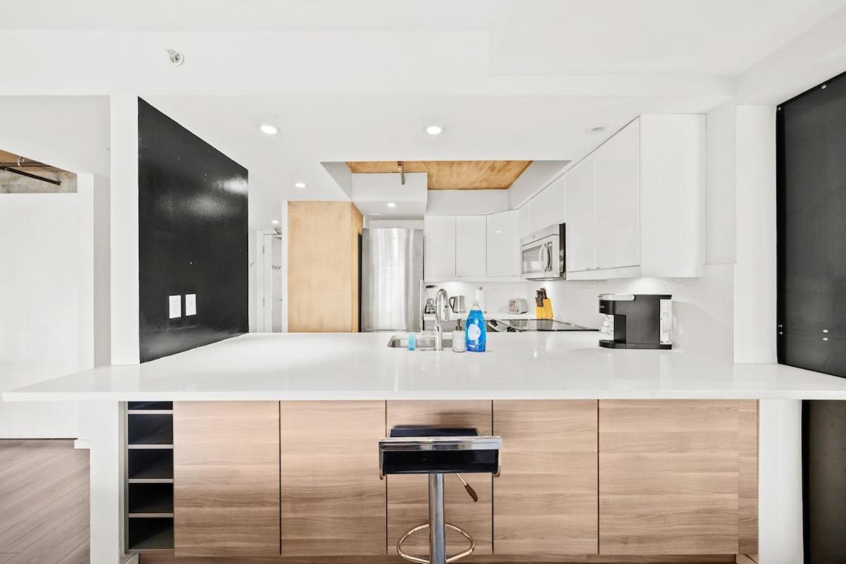 Beautiful 2 Bedroom Dt With Free Parking Apartment Vancouver