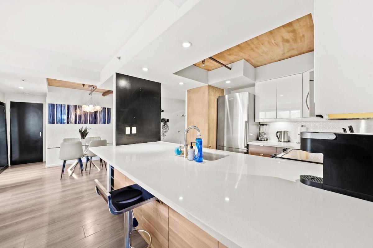 Beautiful 2 Bedroom Dt With Free Parking Apartment *