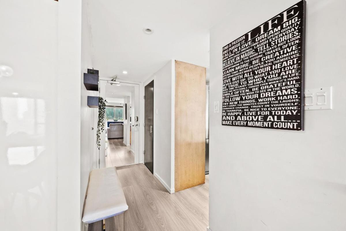 Beautiful 2 Bedroom Dt With Free Parking Apartment *