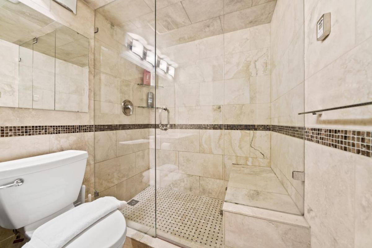Beautiful 2 Bedroom Dt With Free Parking Vancouver