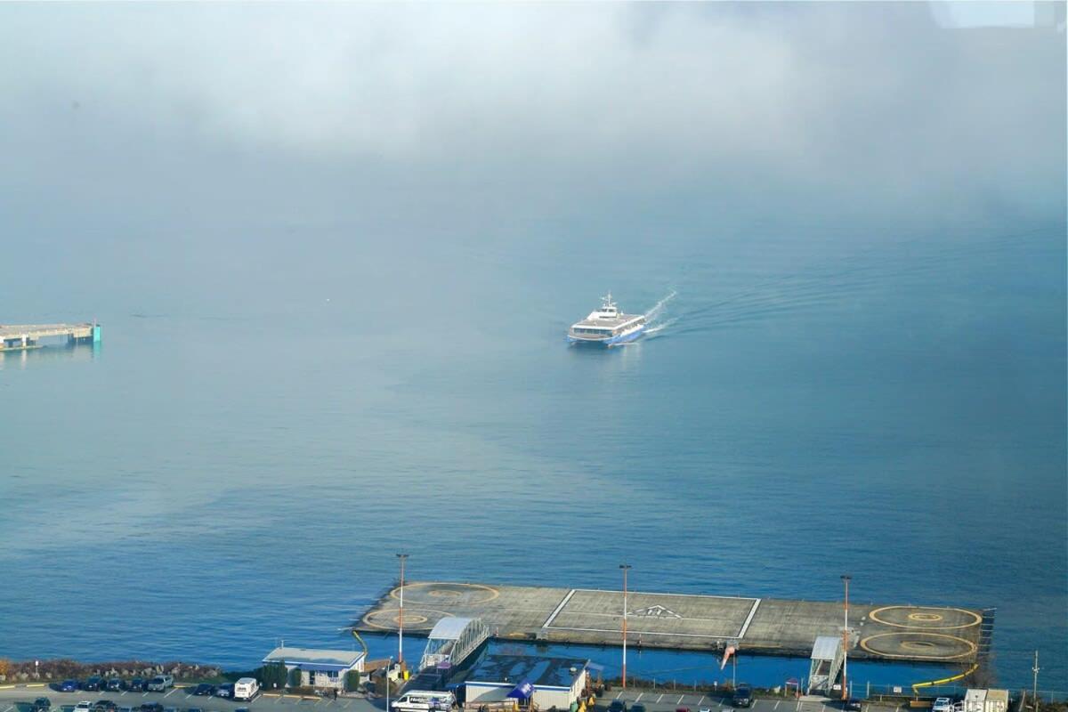 Breathtaking Water Views Downtown With Free Parking Apartment