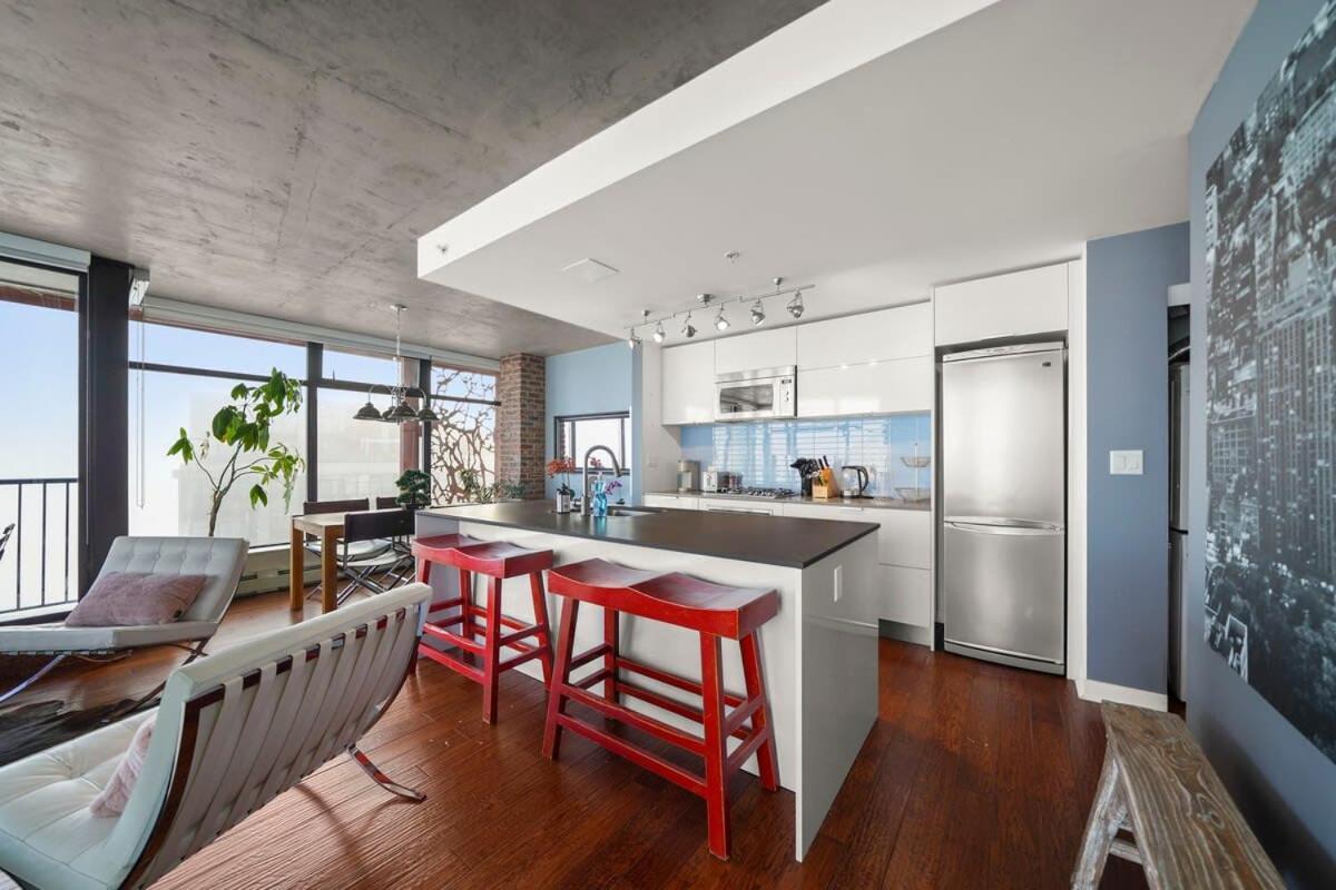 Breathtaking Water Views Downtown With Free Parking Vancouver