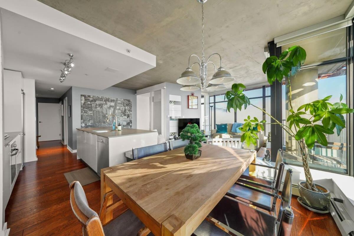 Apartment Breathtaking Water Views Downtown With Free Parking Vancouver