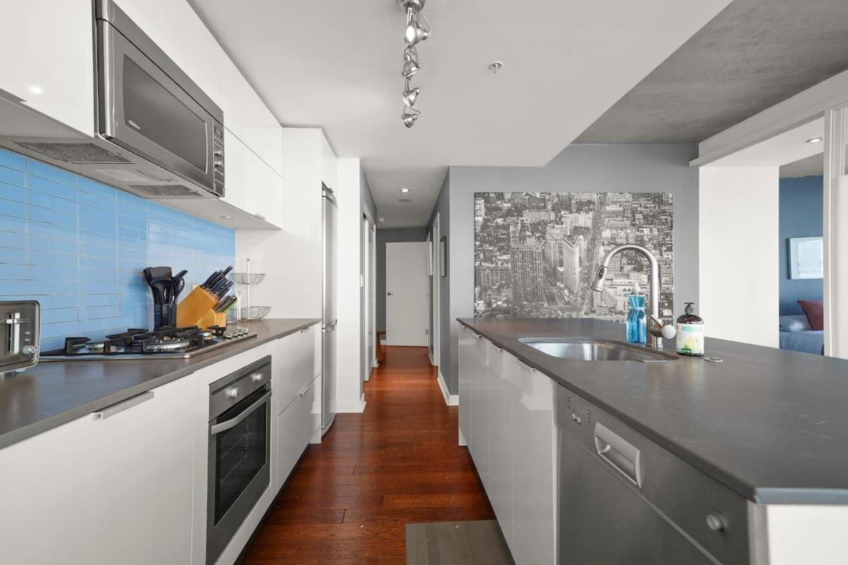 Breathtaking Water Views Downtown With Free Parking Apartment