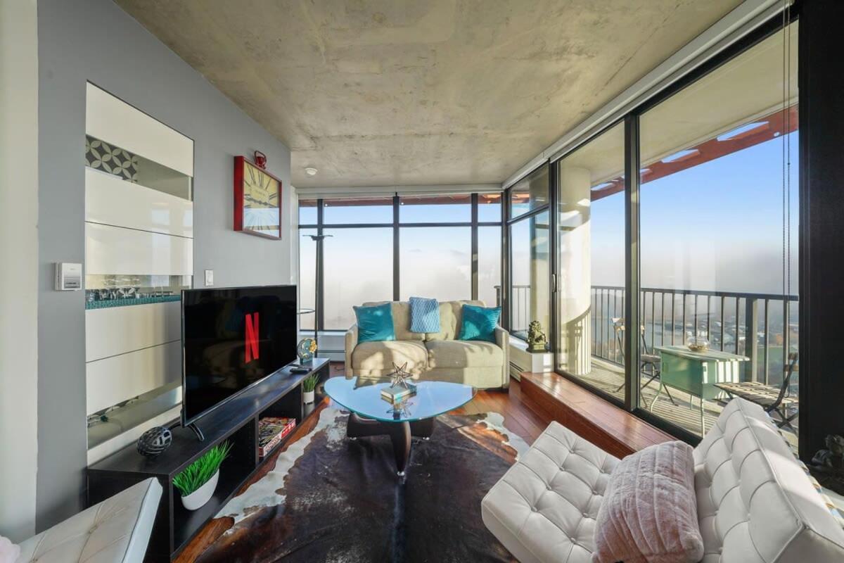 Breathtaking Water Views Downtown With Free Parking Apartment Vancouver