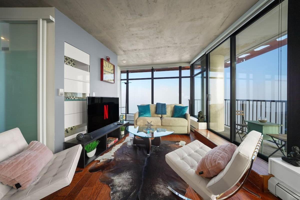 Breathtaking Water Views Downtown With Free Parking Apartment *
