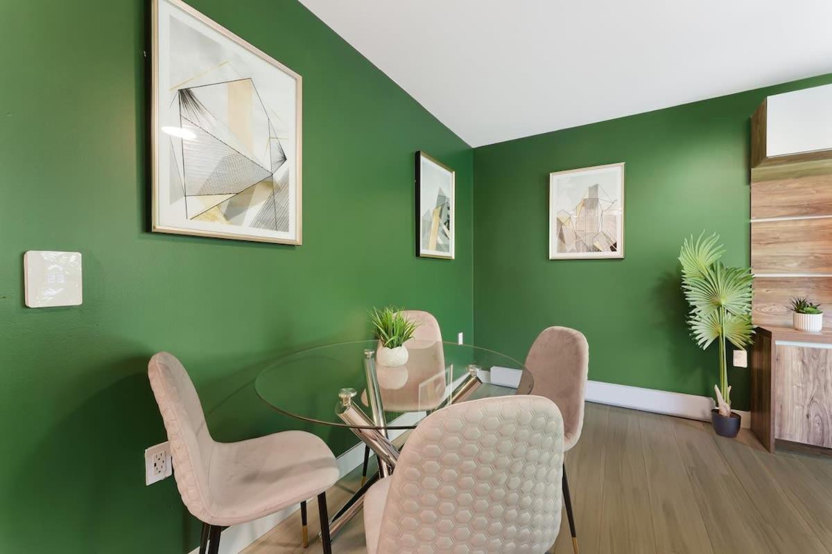 Stylish 2br In West End Dt With Free Parking Apartment Vancouver