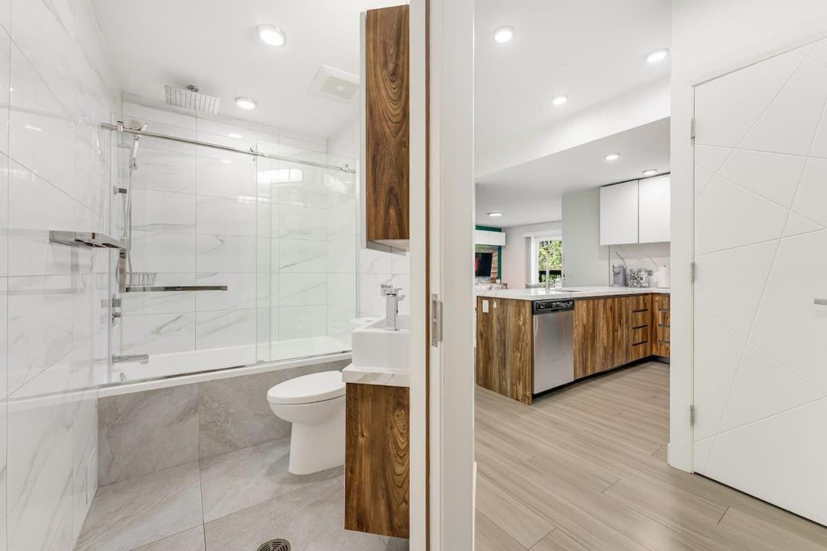 Stylish 2br In West End Dt With Free Parking Vancouver