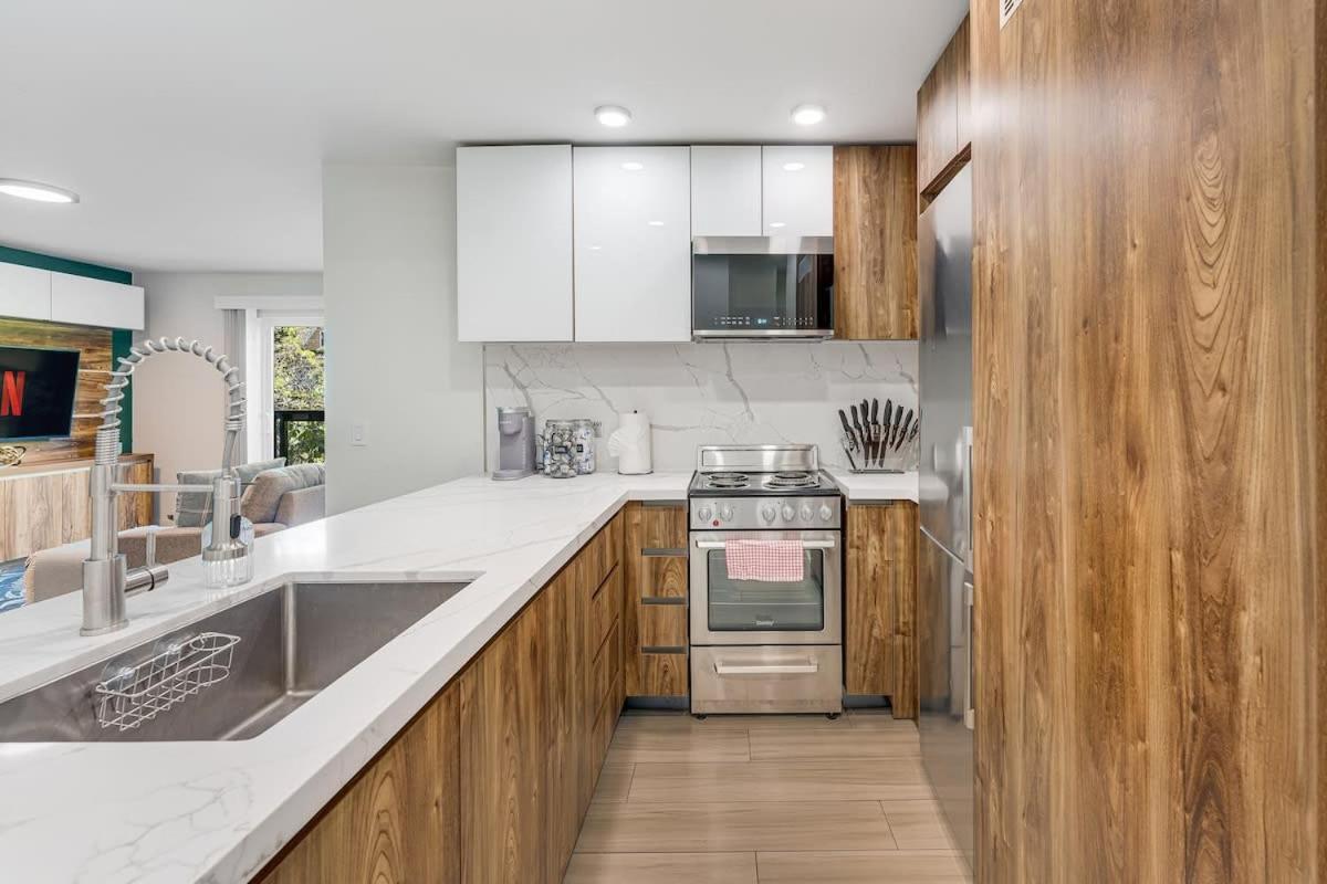 Stylish 2br In West End Dt With Free Parking * Vancouver
