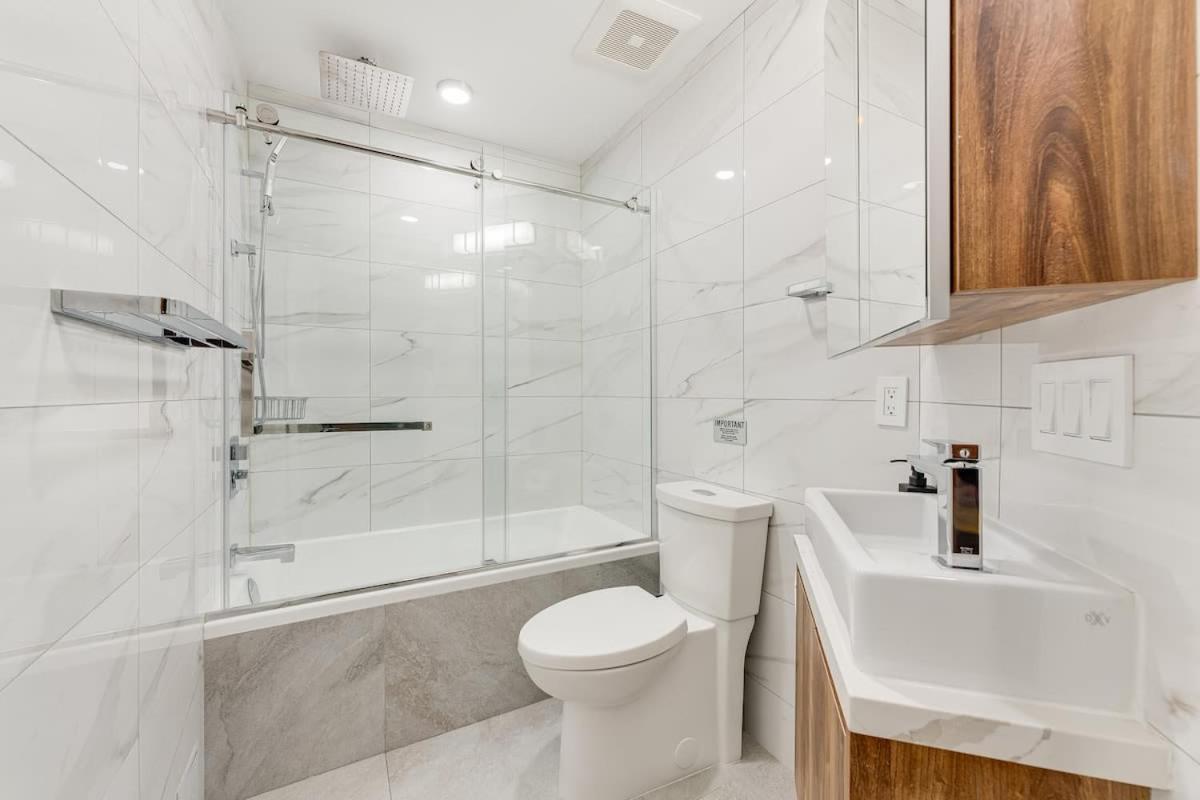 Stylish 2br In West End Dt With Free Parking Vancouver