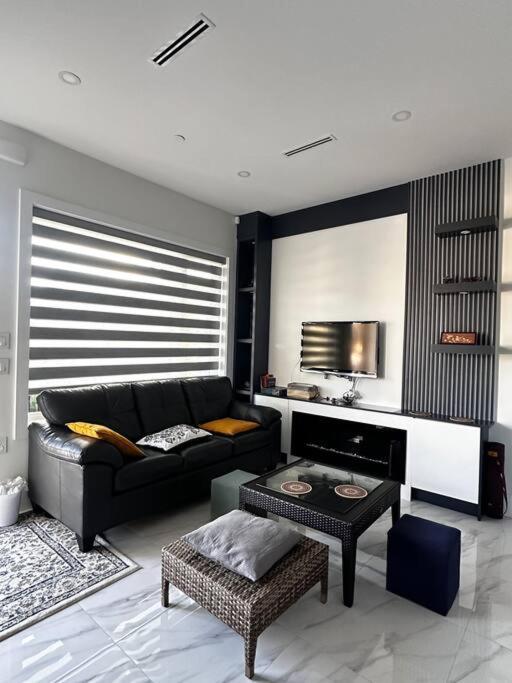 Brand New Sunset Cozy And Sweet Holiday home Vancouver