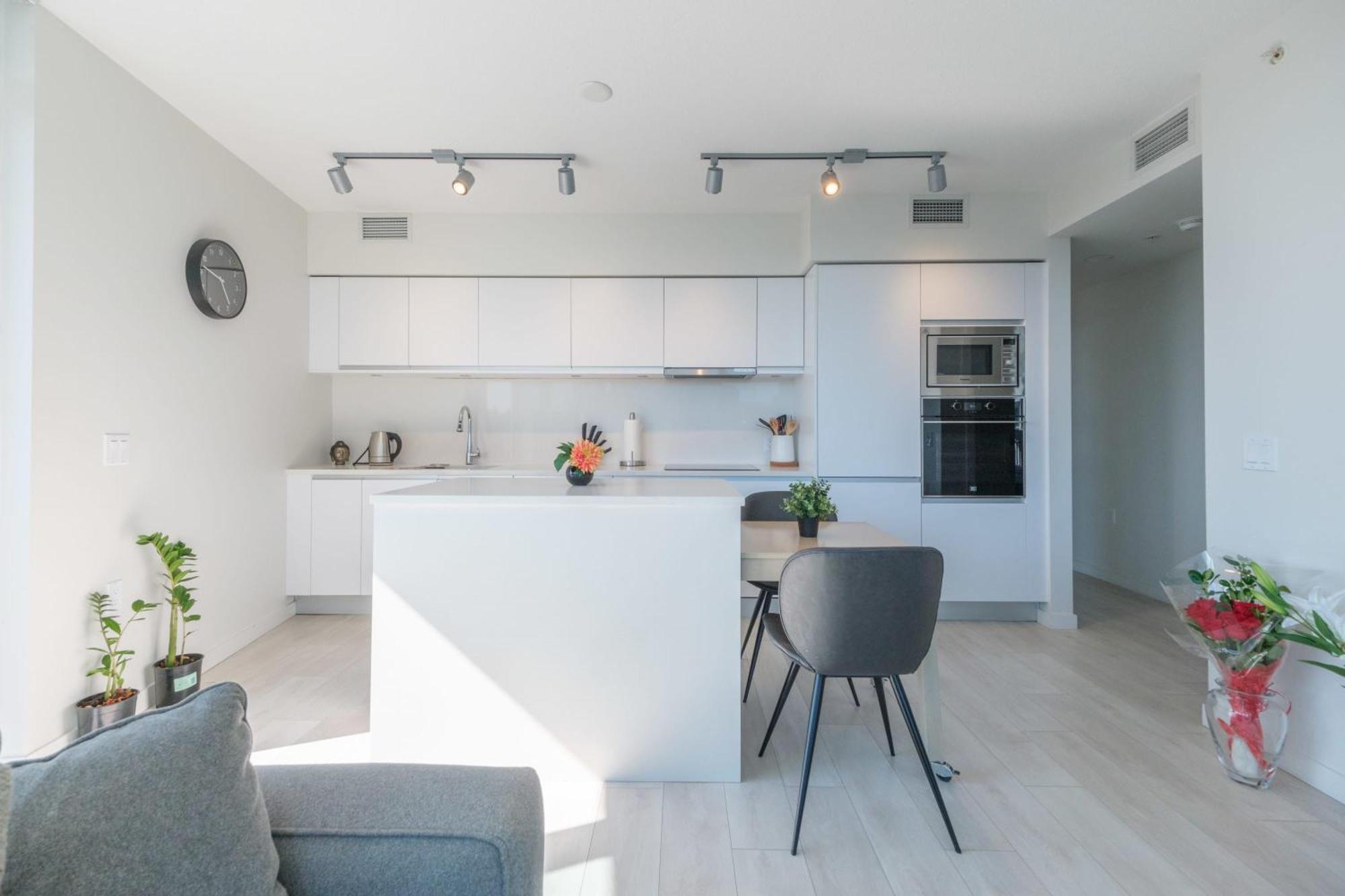 Apartment Brand New 2-bedroom In Central Location *