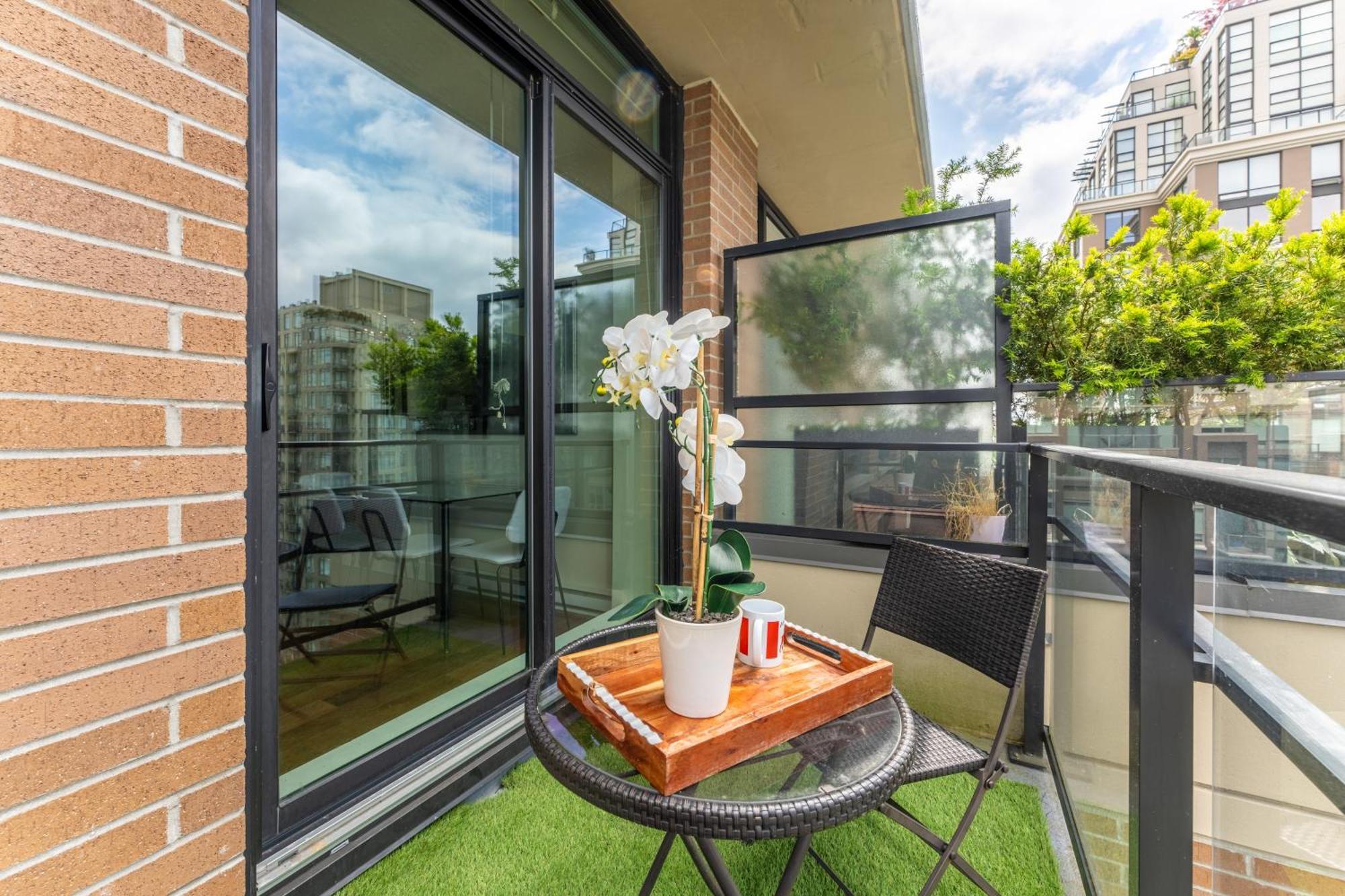 Urban Oasis 1 Bed Apt With Stunning City Views *