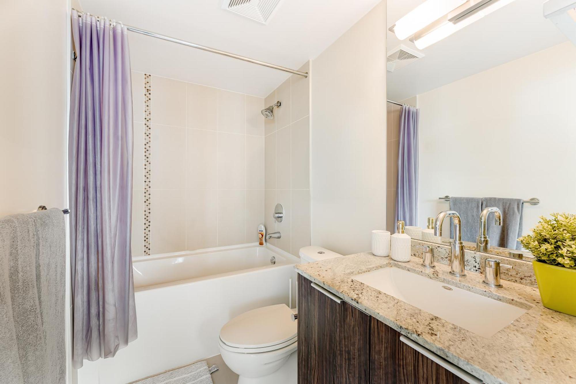 Urban Oasis 1 Bed Apt With Stunning City Views *