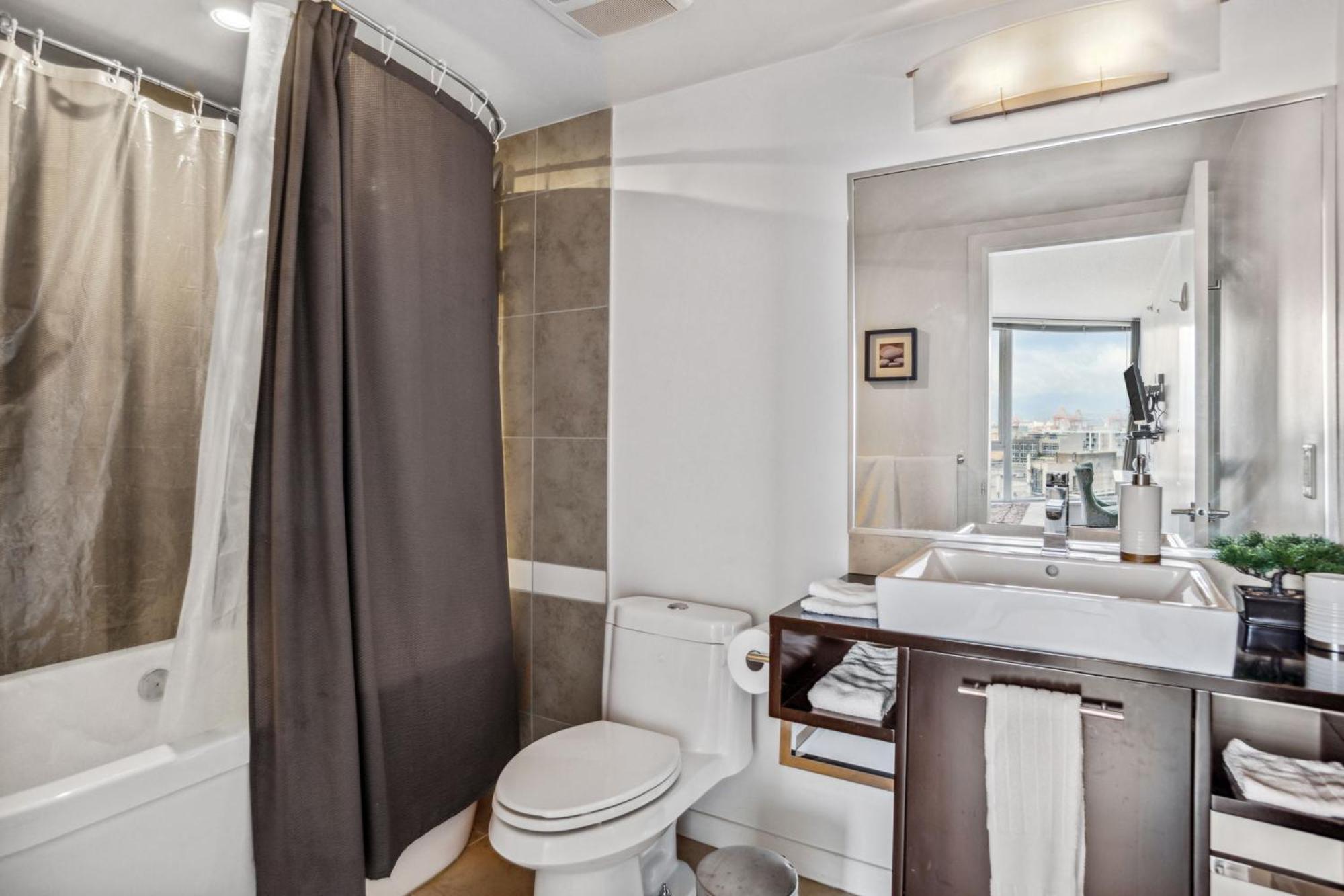 The Altitude,luxury At Its Apartment