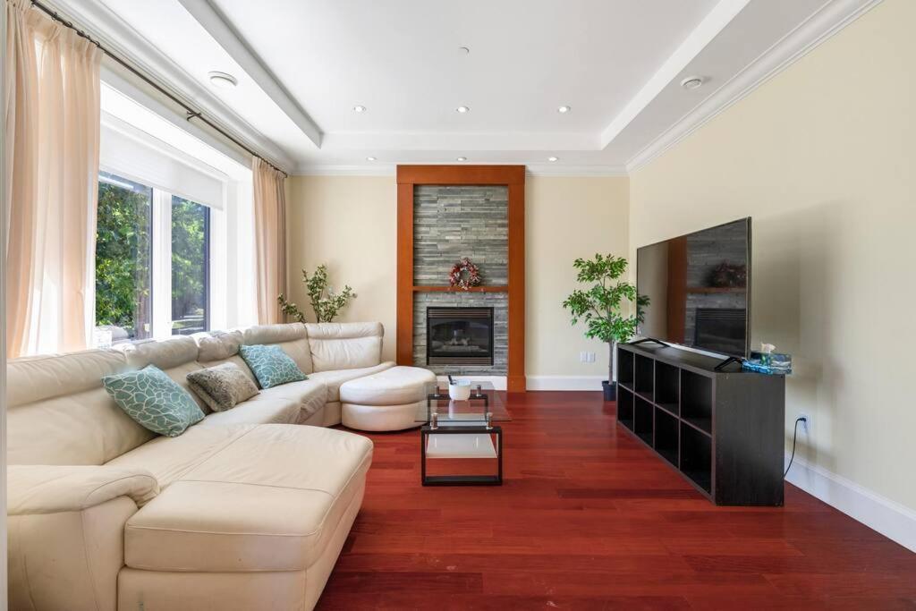 Luxury 4-bedroom Family Villa Vancouver