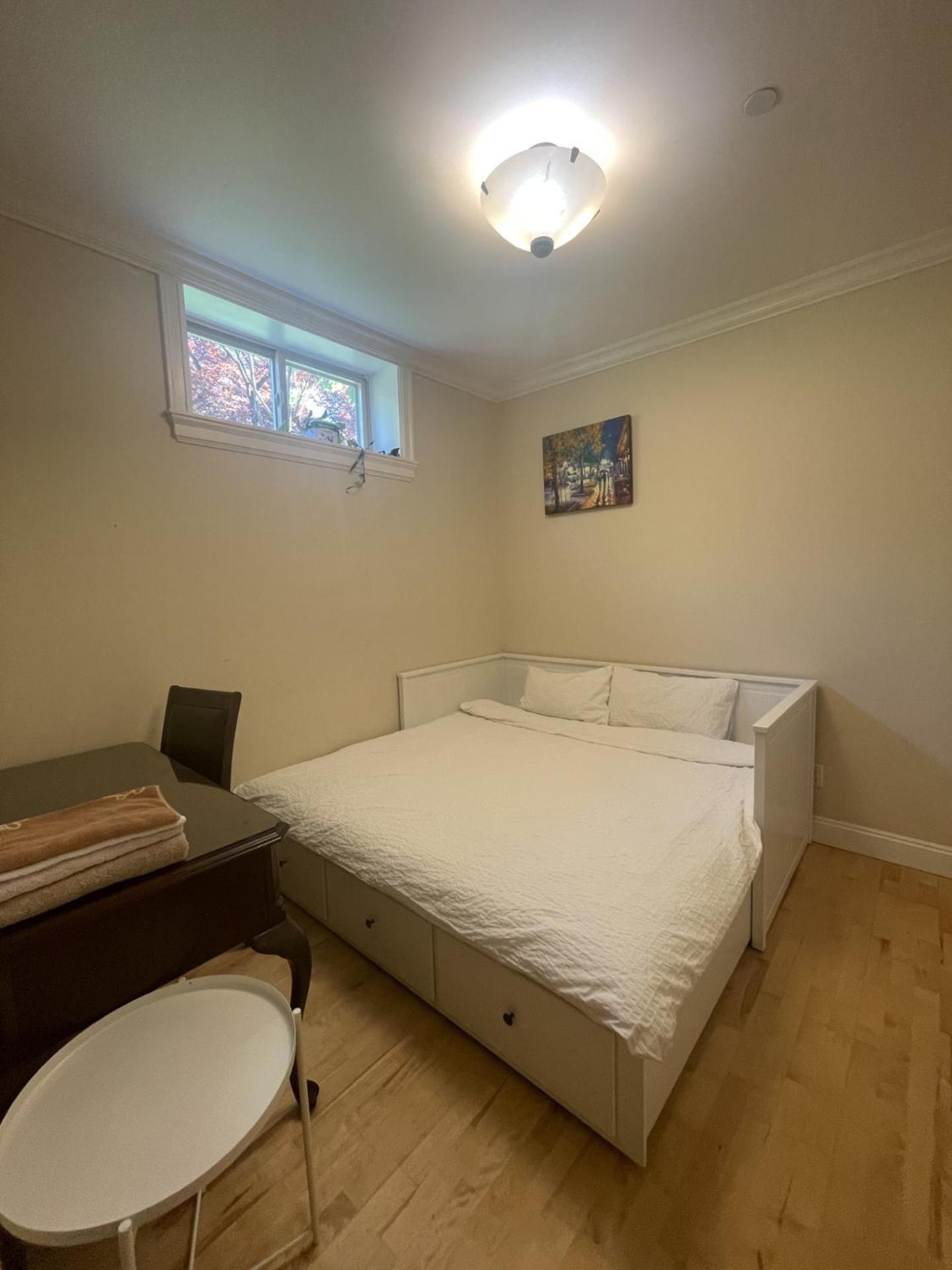 Spacious & Cozy 2 Bd In Heart Of Guest house Vancouver