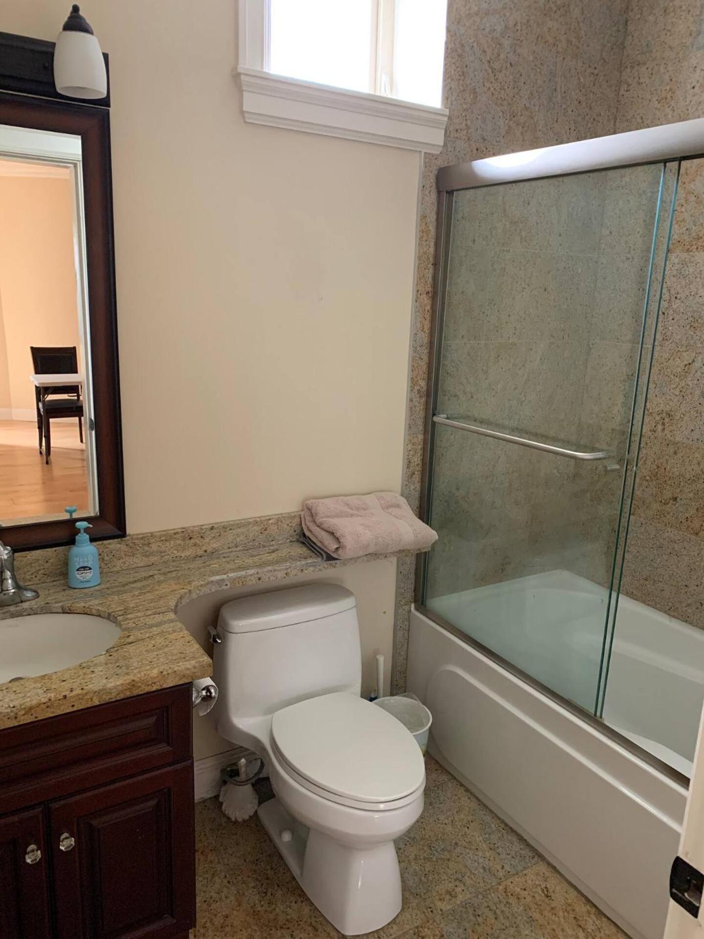 Spacious & Cozy 2 Bd In Heart Of Vancouver