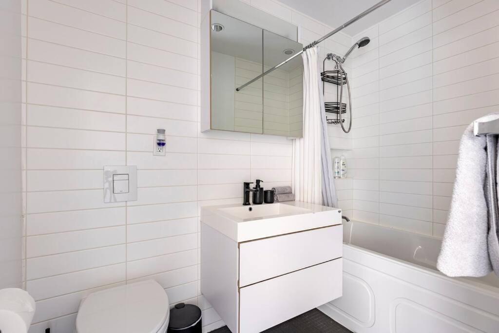 Apartment Modern 1br Chinatown-steps To Rogers Arena W Parking *