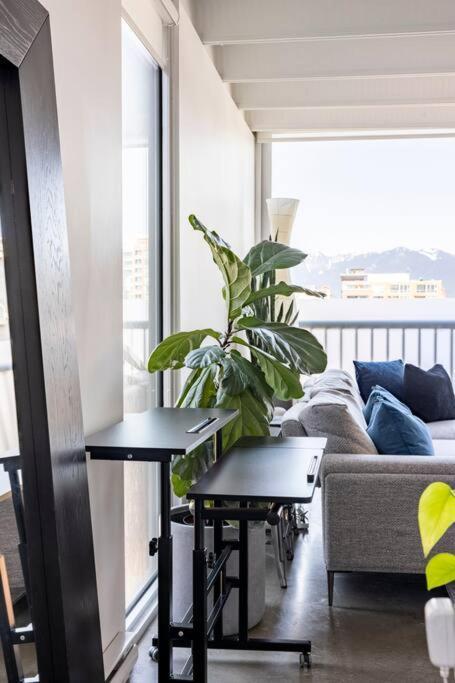 Modern 1br Chinatown-steps To Rogers Arena W Parking Vancouver