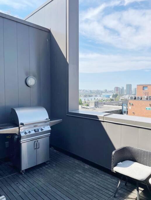 Apartment Modern 1br Chinatown-steps To Rogers Arena W Parking *