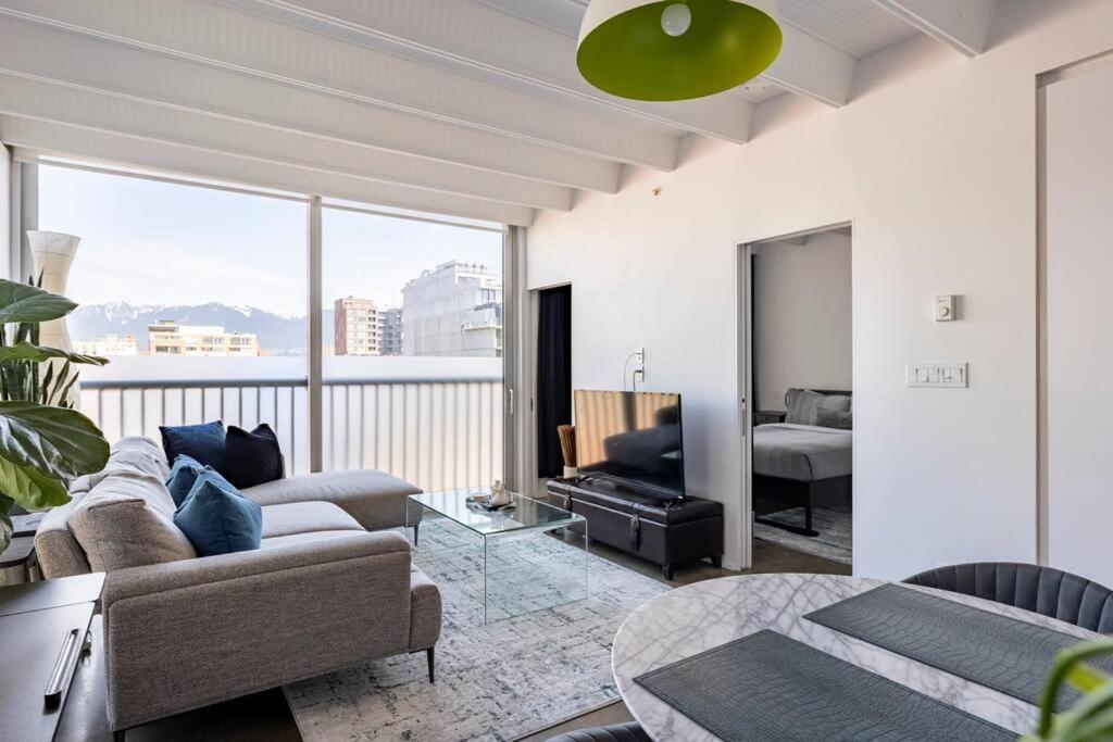 Modern 1br Chinatown-steps To Rogers Arena W Parking *