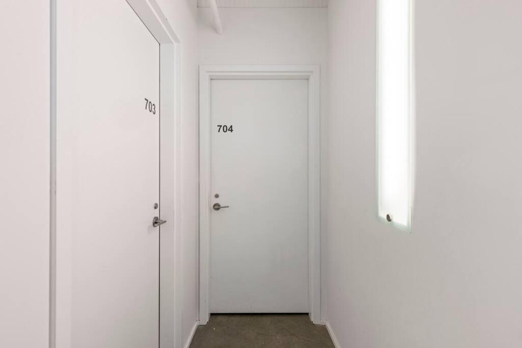 Apartment Modern 1br Chinatown-steps To Rogers Arena W Parking