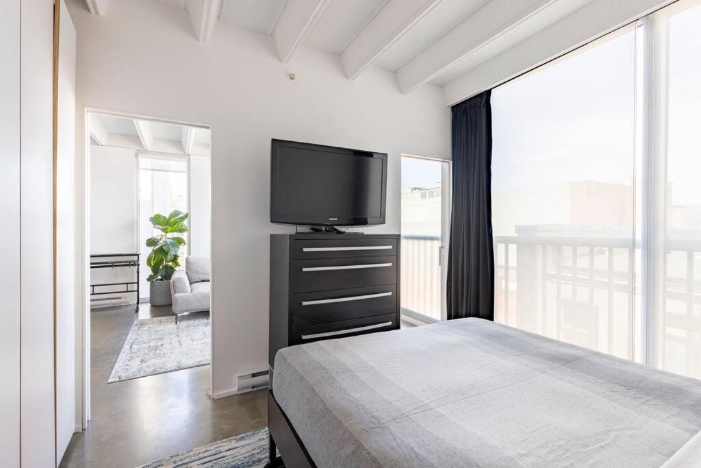 Modern 1br Chinatown-steps To Rogers Arena W Parking Apartment Vancouver