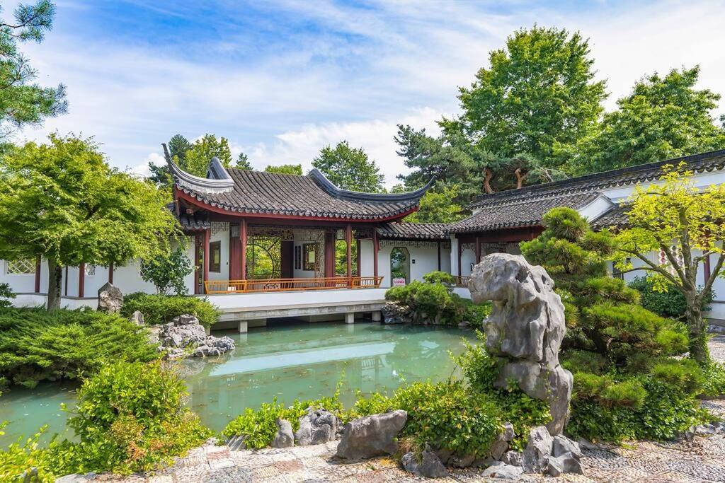 Modern 1br Chinatown-steps To Rogers Arena W Parking Vancouver