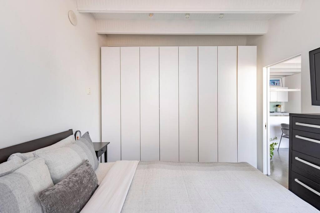 Modern 1br Chinatown-steps To Rogers Arena W Parking