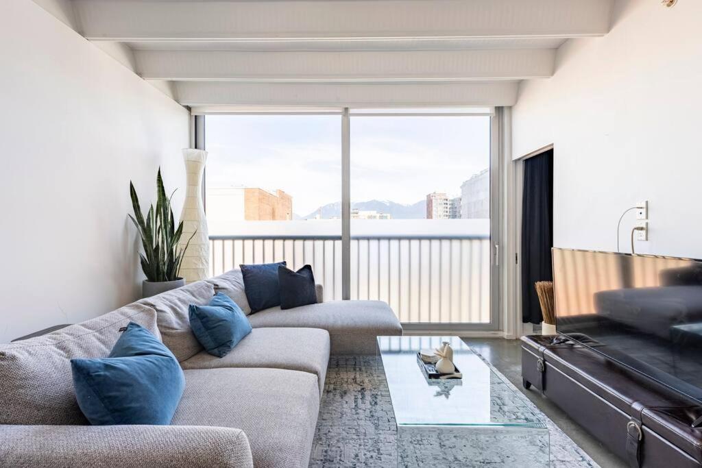 Modern 1br Chinatown-steps To Rogers Arena W Parking Apartment