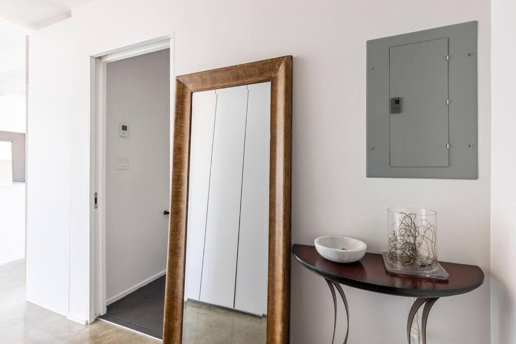 Apartment Modern 1br Chinatown-steps To Rogers Arena W Parking