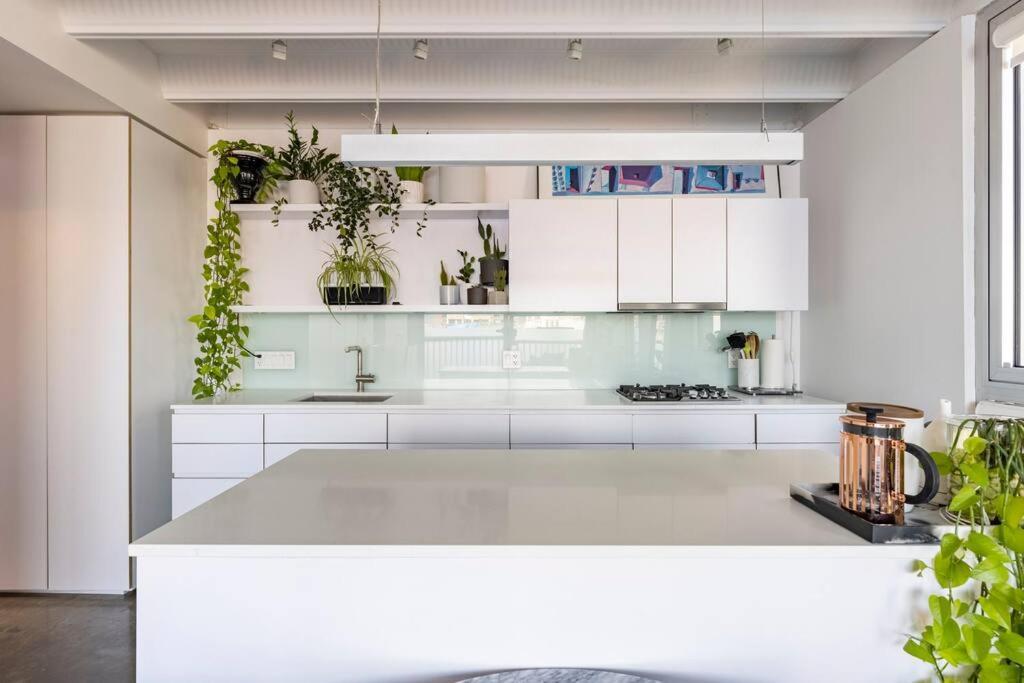 Apartment Modern 1br Chinatown-steps To Rogers Arena W Parking Vancouver