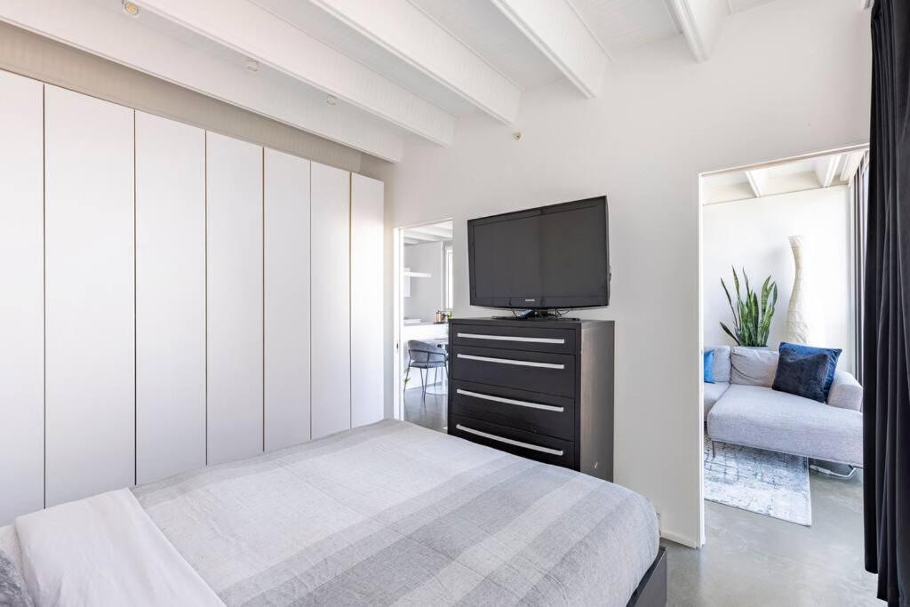Modern 1br Chinatown-steps To Rogers Arena W Parking * Vancouver