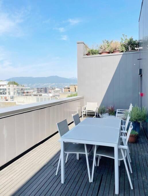 Modern 1br Chinatown-steps To Rogers Arena W Parking Apartment Vancouver