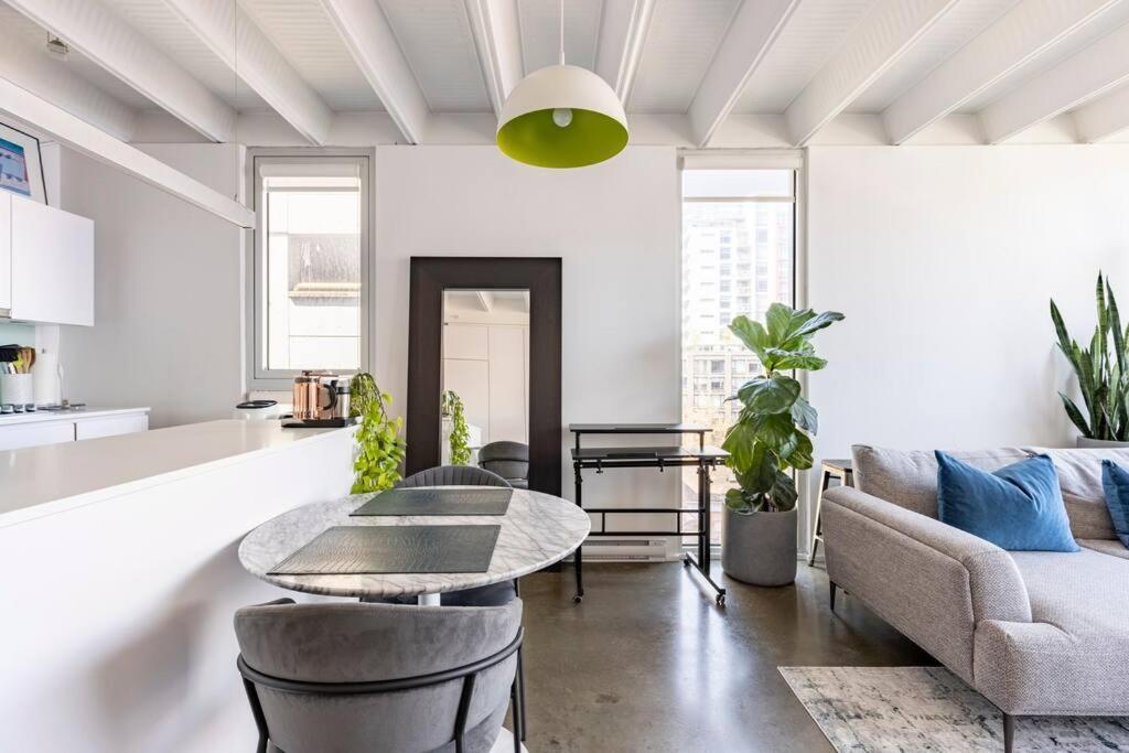 Modern 1br Chinatown-steps To Rogers Arena W Parking Apartment