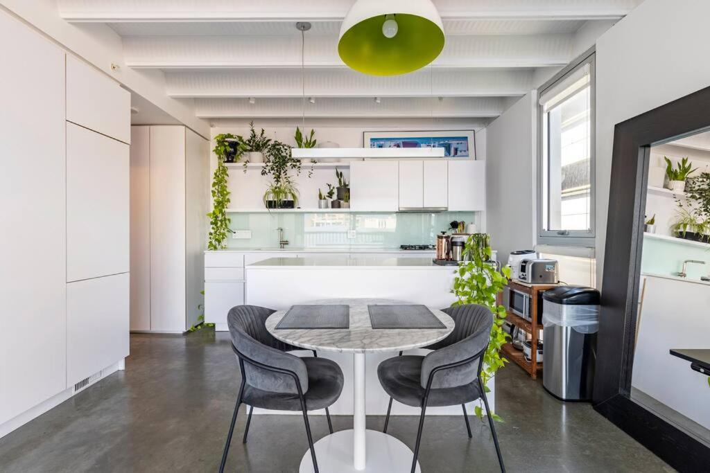Apartment Modern 1br Chinatown-steps To Rogers Arena W Parking *