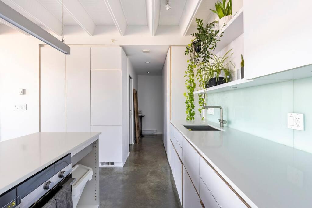 Apartment Modern 1br Chinatown-steps To Rogers Arena W Parking Vancouver