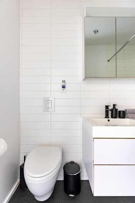 Modern 1br Chinatown-steps To Rogers Arena W Parking