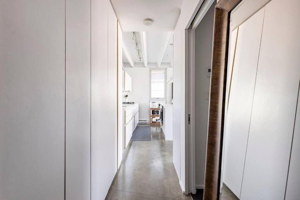 Apartment Modern 1br Chinatown-steps To Rogers Arena W Parking Vancouver