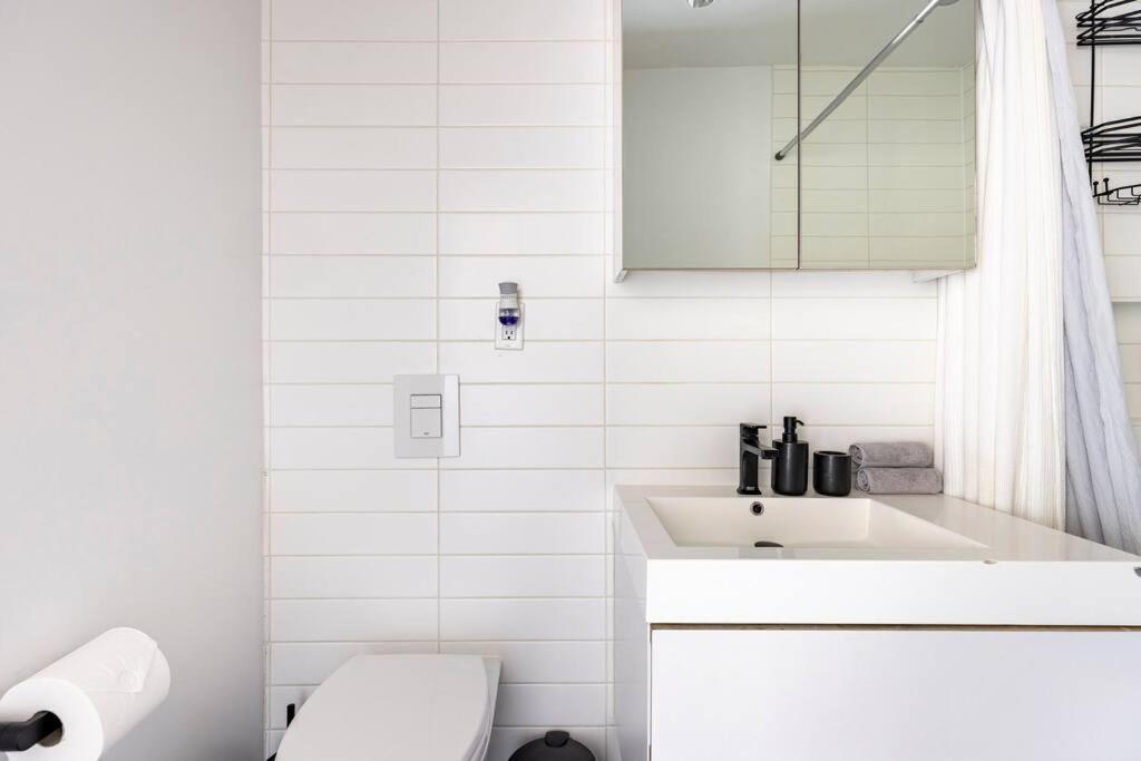 Modern 1br Chinatown-steps To Rogers Arena W Parking * Vancouver