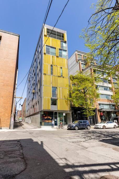 Apartment Modern 1br Chinatown-steps To Rogers Arena W Parking *