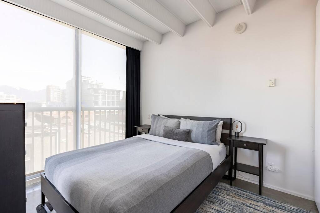 Modern 1br Chinatown-steps To Rogers Arena W Parking *