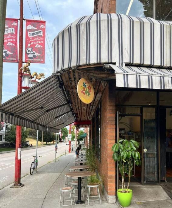 Modern 1br Chinatown-steps To Rogers Arena W Parking Vancouver
