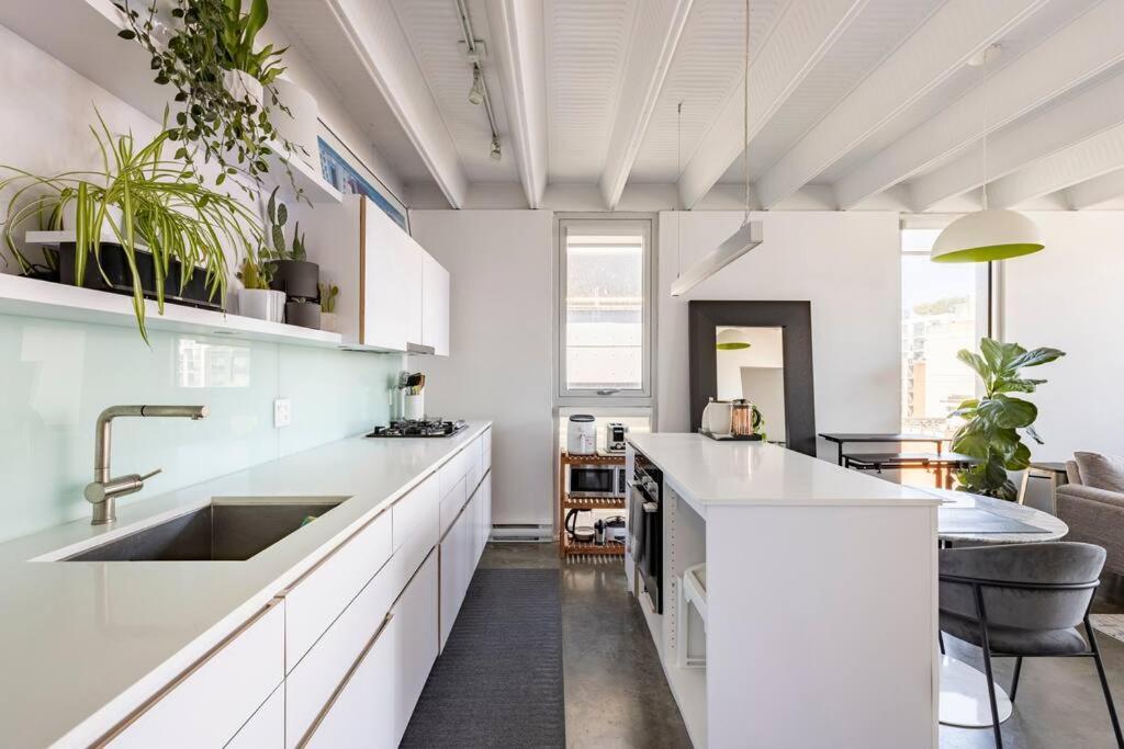 Modern 1br Chinatown-steps To Rogers Arena W Parking Apartment